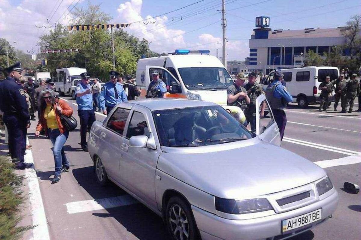 В Мариуполе авто сбило женщину: над водителем хотят устроить самосуд