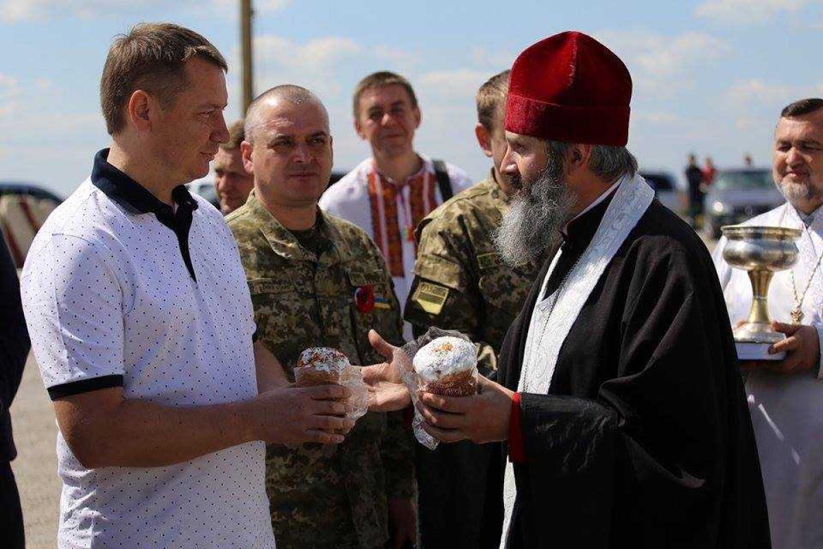 Украинцам, которые проживают в Крыму, передали Благодатный огонь Украинцам, которые проживают в Крыму, передали Благодатный огонь