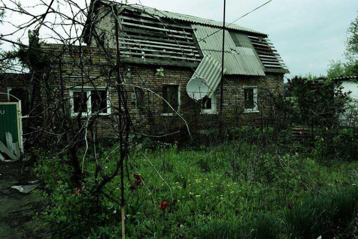 В полностью разрушенном поселке на Донетчине продолжают жить люди