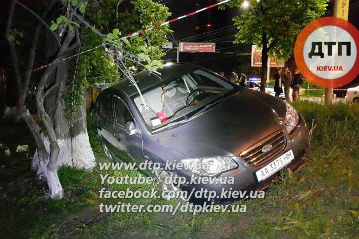 В Киеве авто сбило девушку на тротуаре В Киеве авто сбило девушку на тротуаре