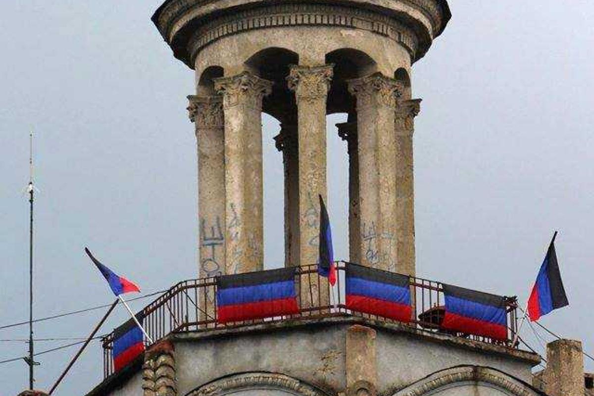 Горловка готовится к празднику: город "пестрит" символикой "ДНР"