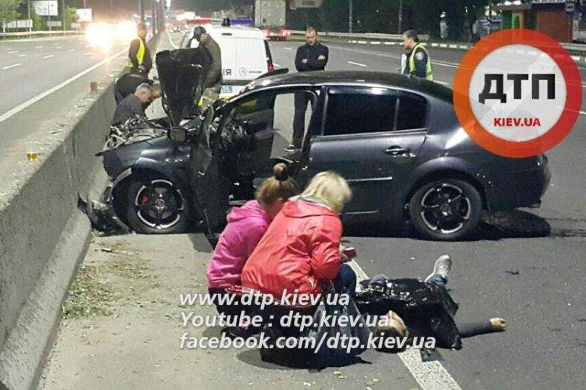 Под Киевом автомобиль влетел в бетонный отбойник: погибли двое парней Под Киевом автомобиль влетел в бетонный отбойник: погибли двое парней