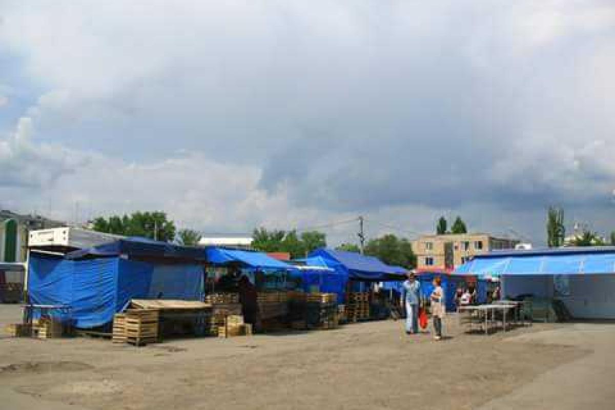 В Луганске бастуют рыночные торговцы В Луганске бастуют рыночные торговцы