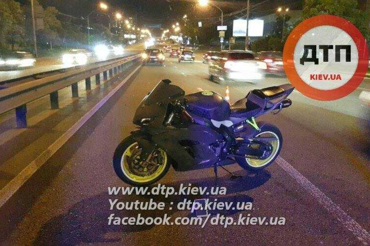 В Киеве подрезали автомобиль: в него влетел байк В Киеве подрезали автомобиль: в него влетел байк