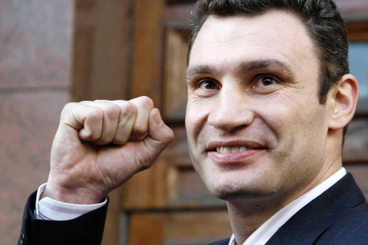 Мэр Киева спел на празднике последнего звонка, Гройсман смотрел и улыбался Мэр Киева спел на празднике последнего звонка, Гройсман смотрел и улыбался