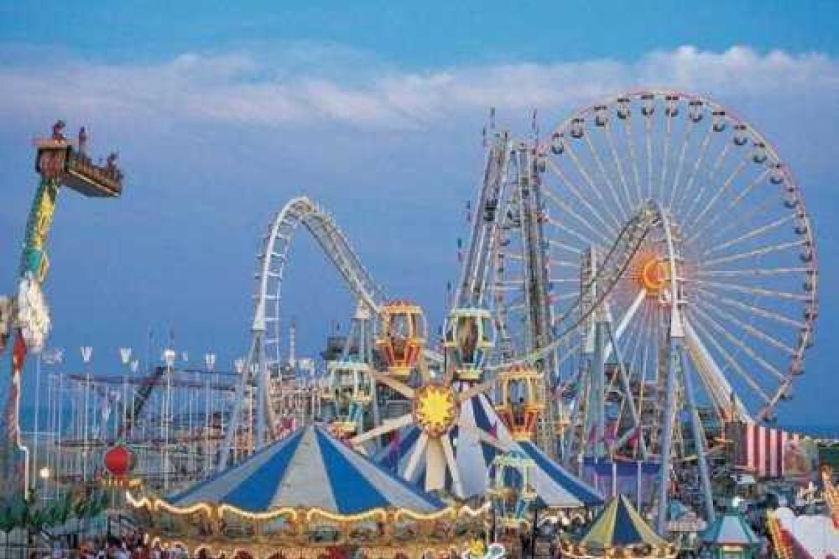 В США трех девушек выбросило с карусели, одна из них погибла на месте