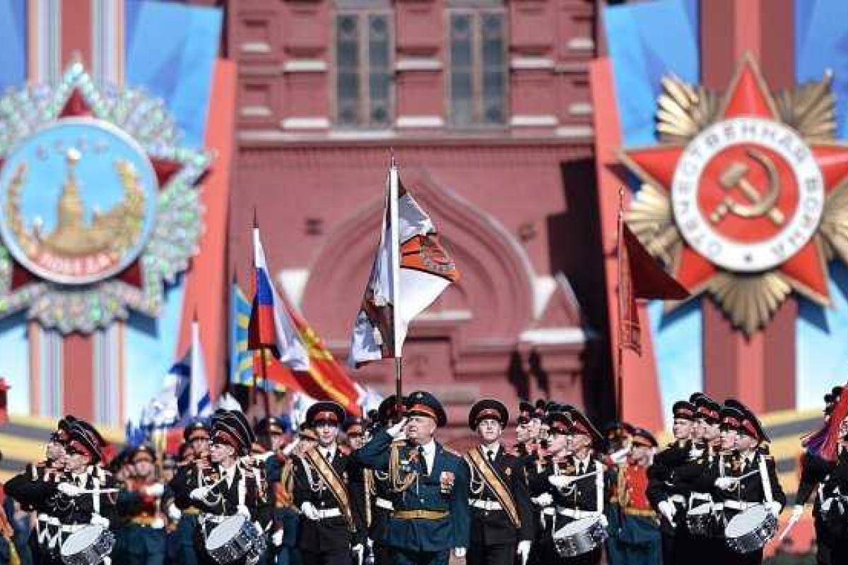 В Москве во время парада с трибуны упал зритель