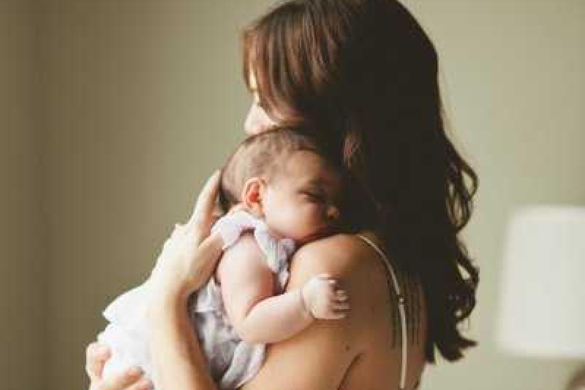 Молодая россиянка пыталась бросить под поезд годовалую дочь