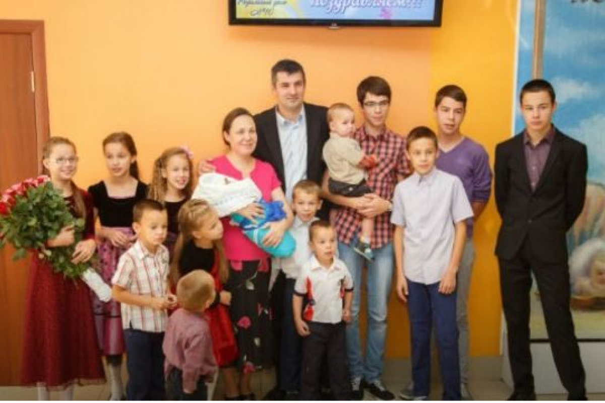 В Санкт-Петербурге многодетная мама родила 15-го ребенка