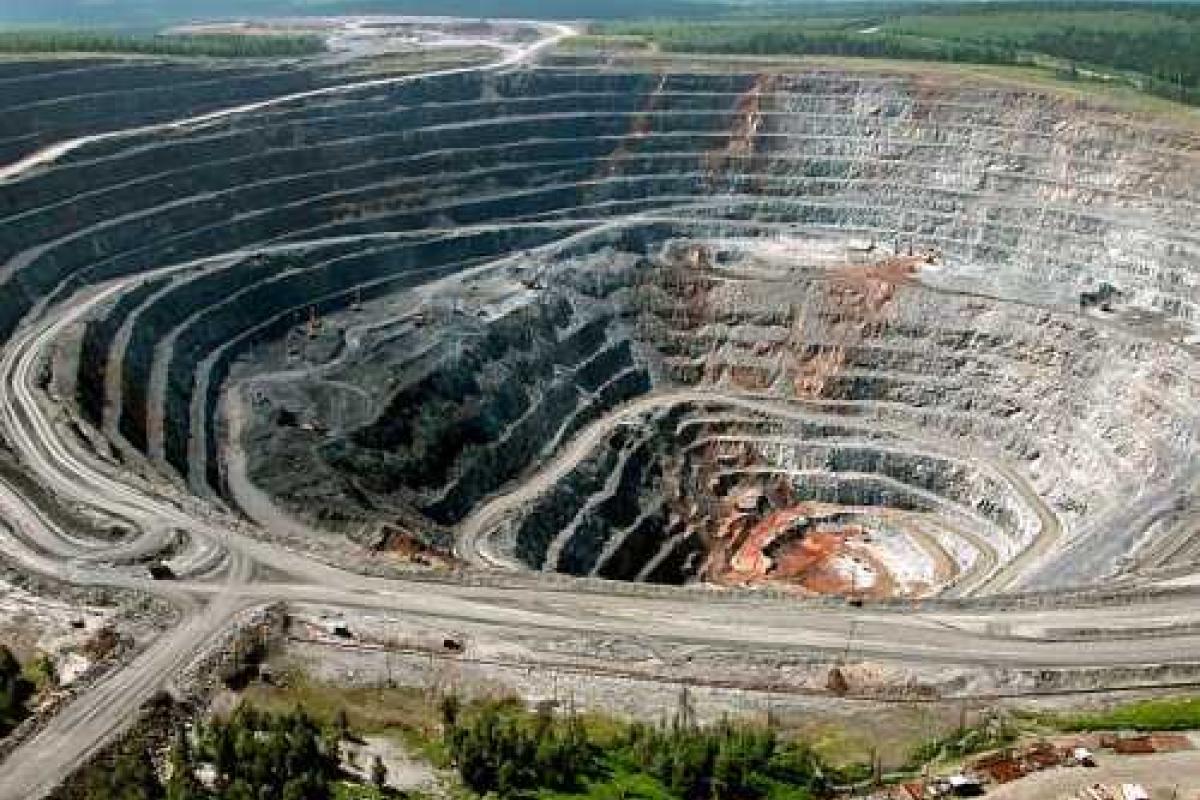 В России полторы сотни человек оказались заблокированы в руднике 