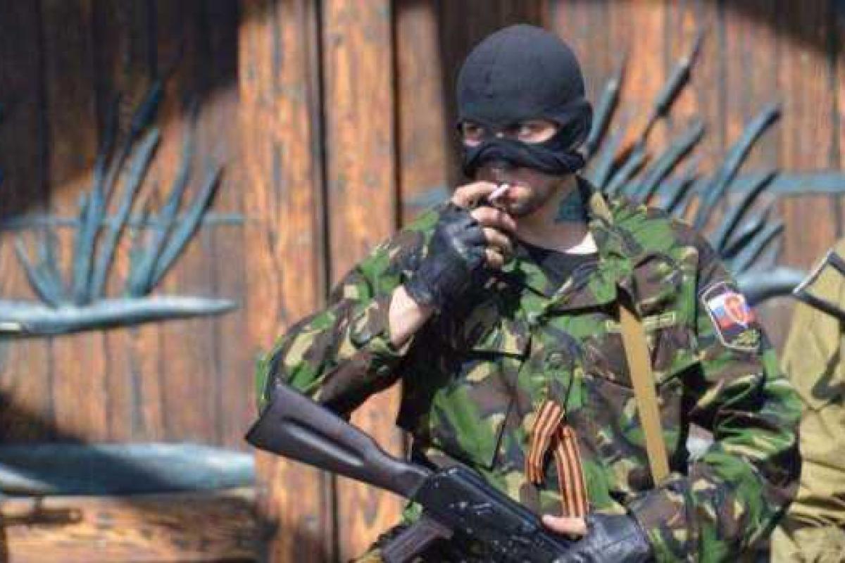 Жители Луганска утихомирили пьяных военнослужащих ВС РФ, которые метали ножи в дверь жилого дома  Жители Луганска утихомирили пьяных военнослужащих ВС РФ, которые метали ножи в дверь жилого дома