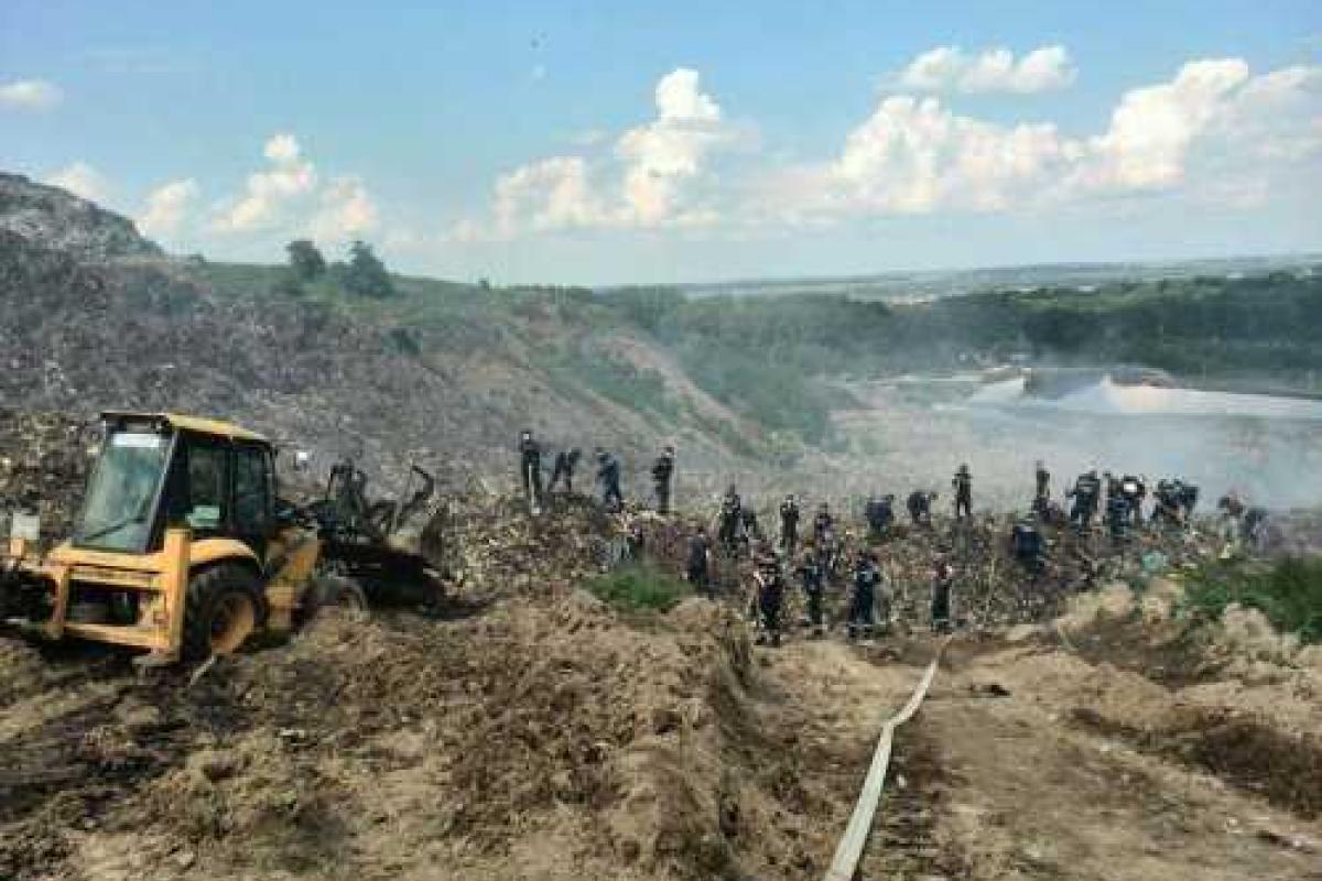 Под Львовом вблизи свалки треснула дамба, среди жителей началась паника Под Львовом вблизи свалки треснула дамба, среди жителей началась паника