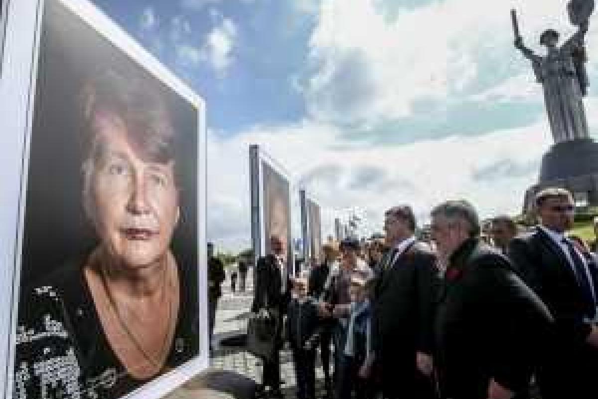 Порошенко в Киеве открыл фотовыставку "Матери героев" Порошенко в Киеве открыл фотовыставку "Матери героев"