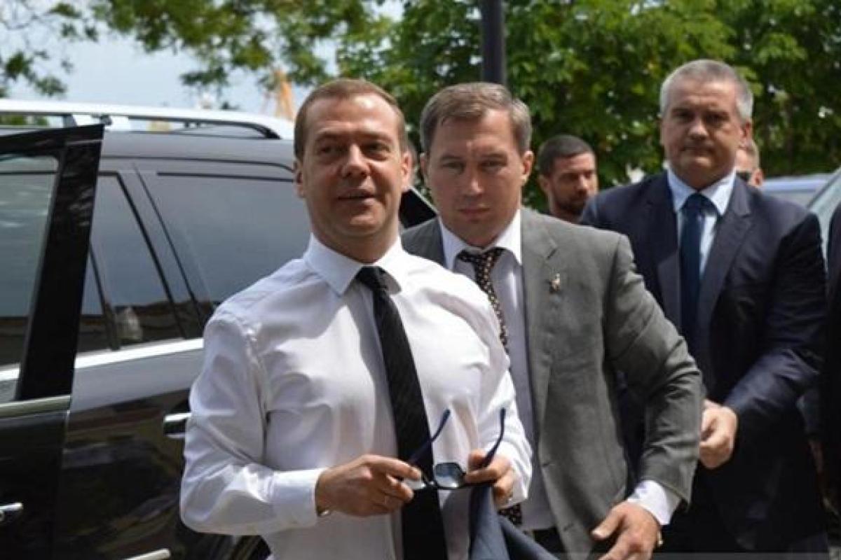 В Москве пояснили призыв Медведева к крымским пенсионерам "держаться без денег" В Москве пояснили призыв Медведева к крымским пенсионерам "держаться без денег"