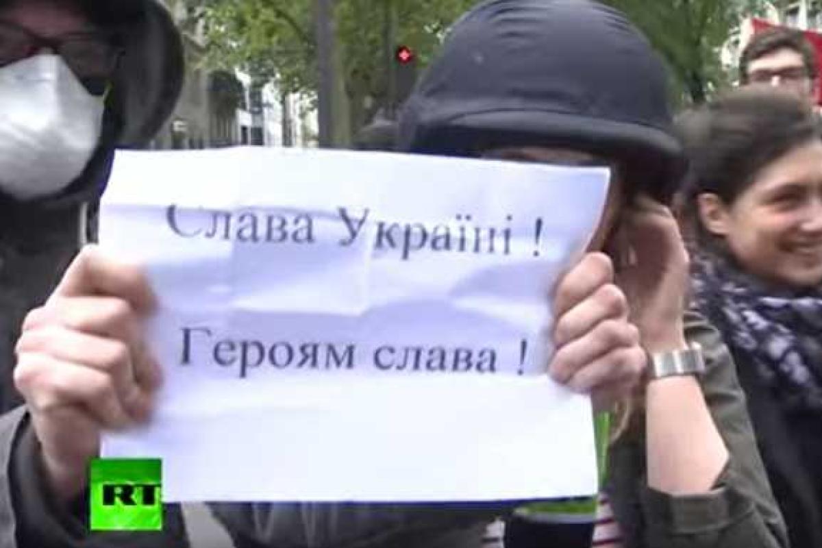 Во Франции эфир российского ТВ сорвали плакатом «Слава Украине»