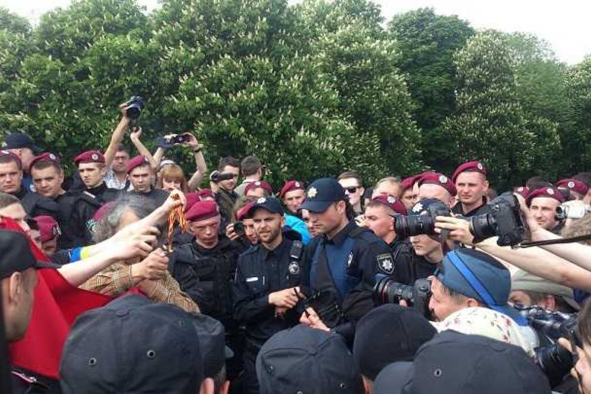 В Киеве представители "Правого сектора" публично сожгли "георгиевскую ленту" В Киеве представители "Правого сектора" публично сожгли "георгиевскую ленту"