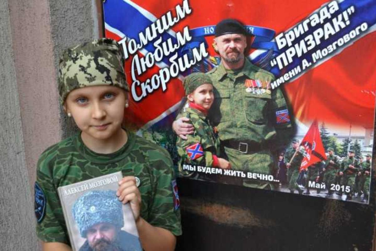 Боевики "ЛНР" поругались из-за 10-летней девочки, которую использовали в целях пропаганды Боевики "ЛНР" поругались из-за 10-летней девочки, которую использовали в целях пропаганды