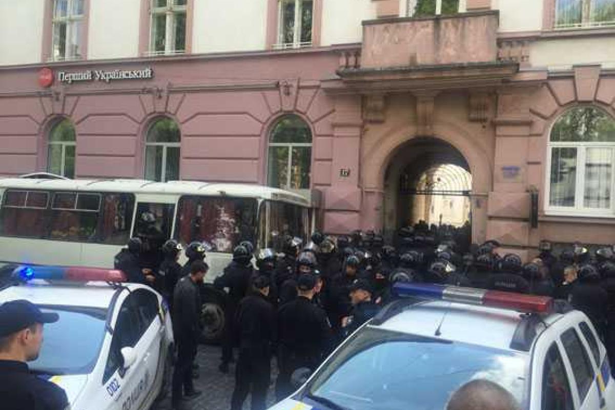 Во Львове люди в масках пытались снести памятник коммунисту Во Львове люди в масках пытались снести памятник коммунисту