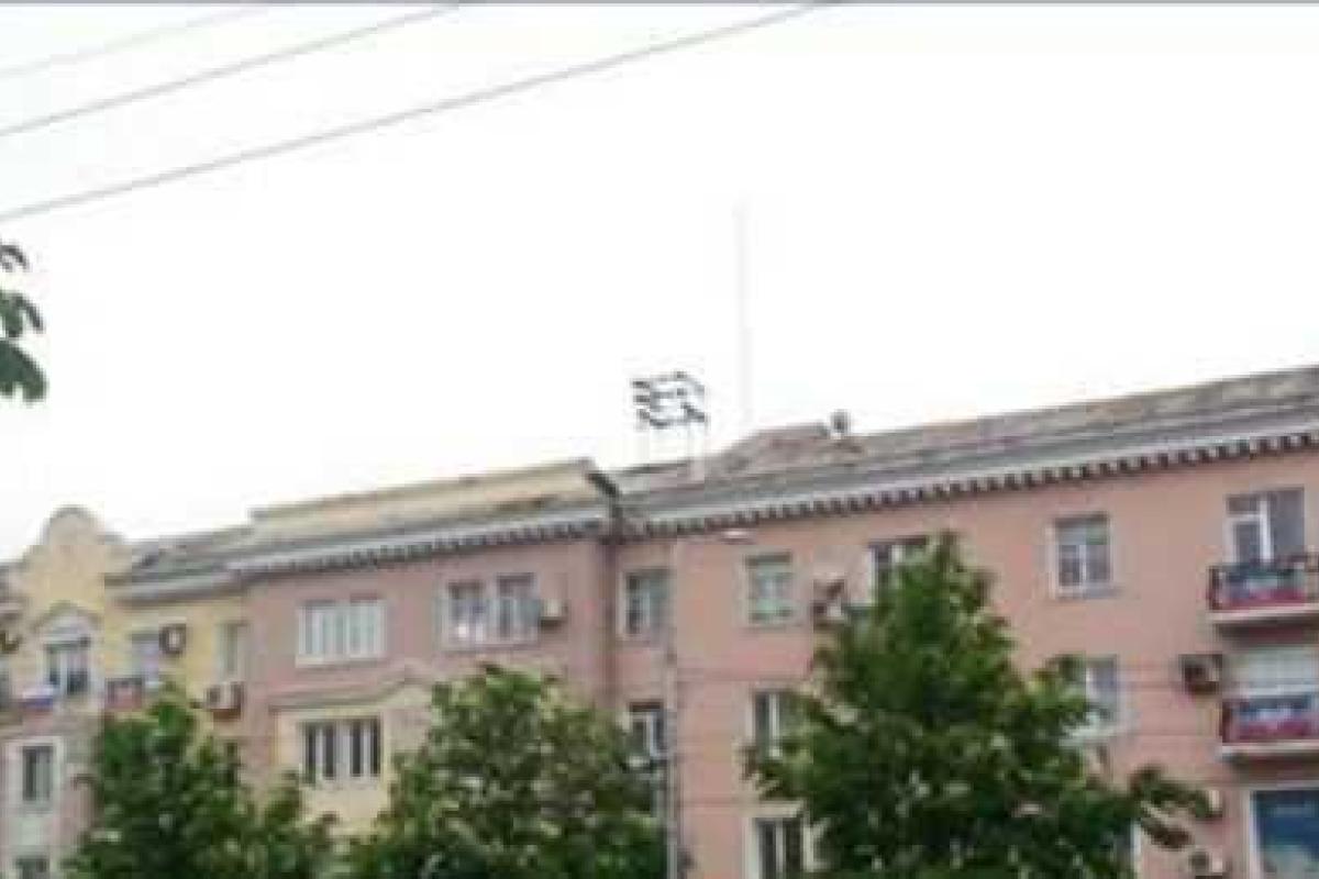 Донецких предпринимателей угрозами заставляют вывешивать флаги "ДНР" Донецких предпринимателей угрозами заставляют вывешивать флаги "ДНР"