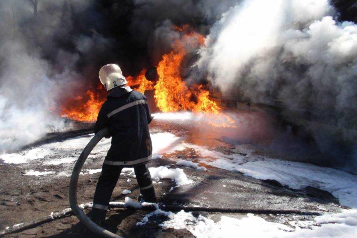 В Киеве на одном из рынков горели склады с сантехникой В Киеве на одном из рынков горели склады с сантехникой