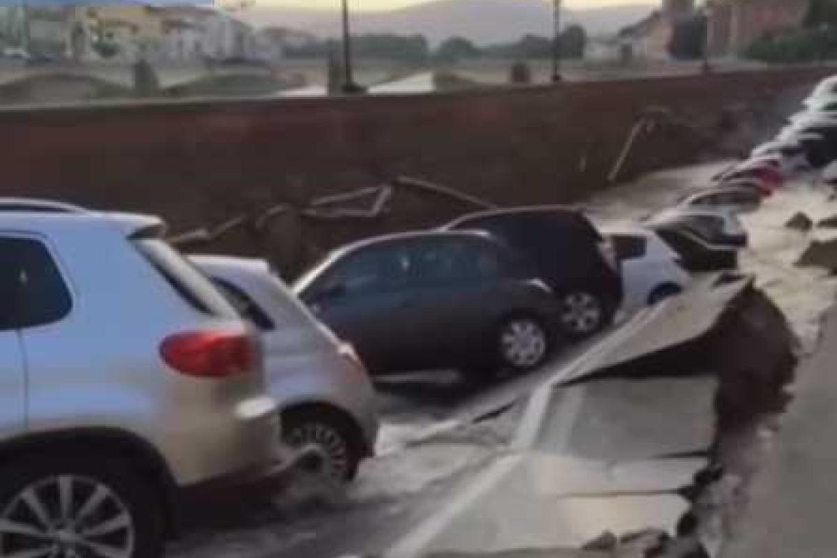 Во Флоренции обрушилась набережная: десятки автомобилей ушли под землю