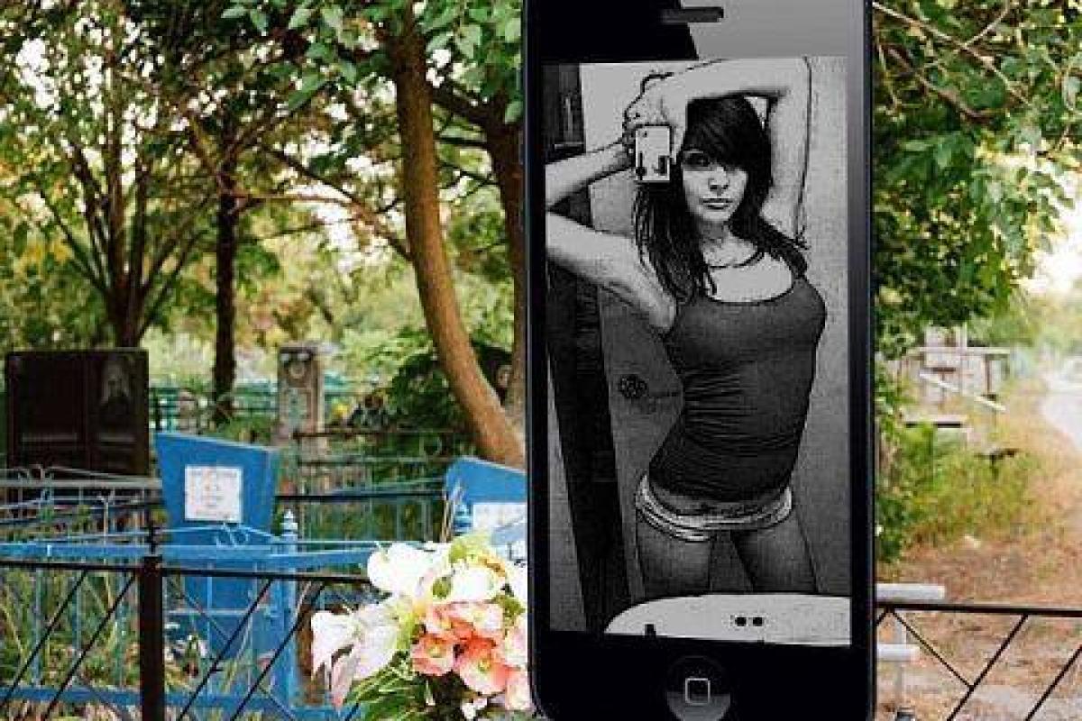 В Новосибирске делают надгробия в виде iPhone-4