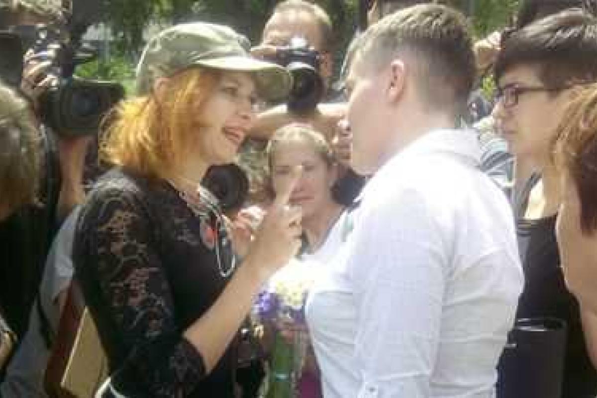 Активистка набросилась на Савченко и заявила, что хочет "сгноить" таких, как она Активистка набросилась на Савченко и заявила, что хочет "сгноить" таких, как она