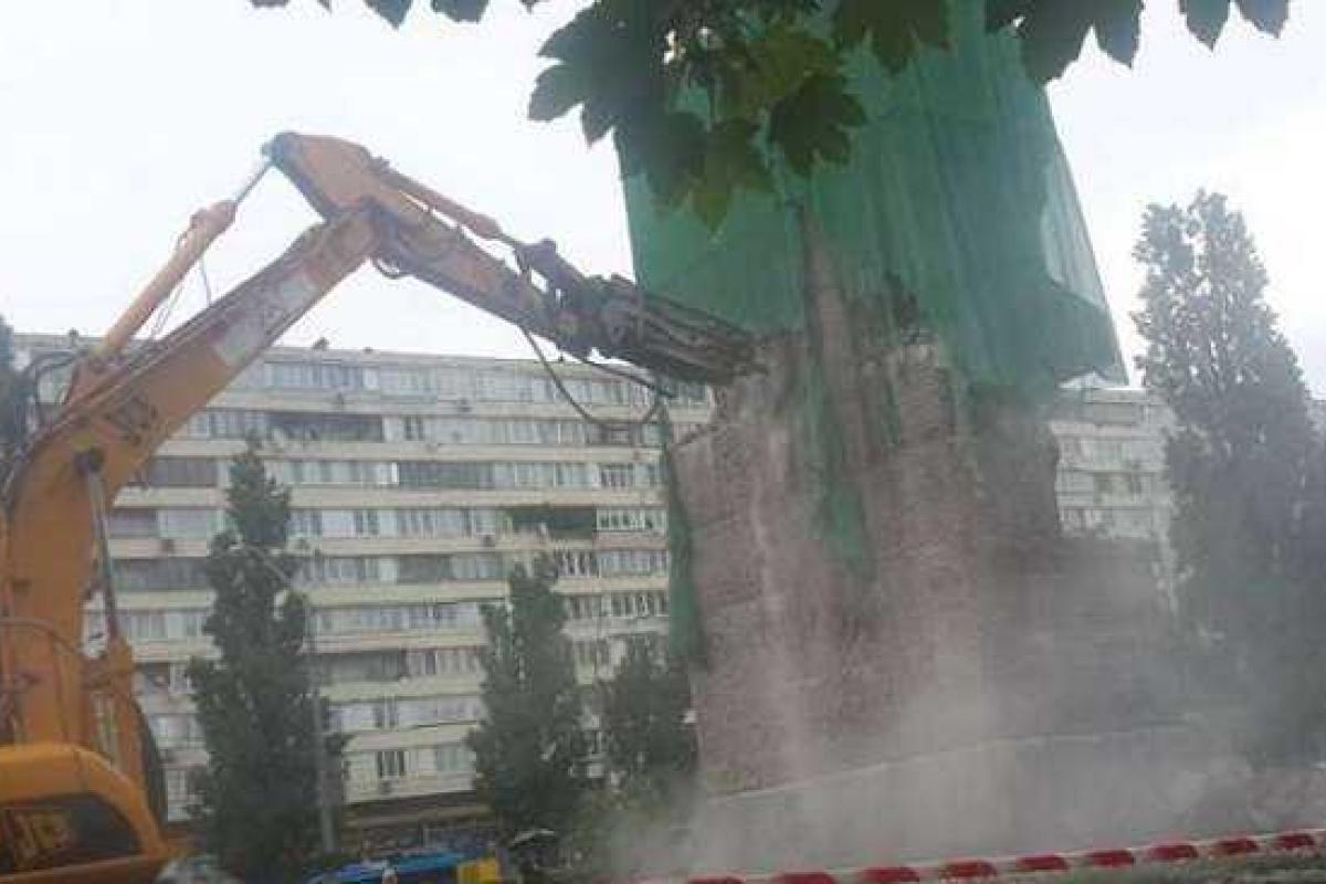 В Киеве к памятнику чекистам пришла возмущенная женщина В Киеве к памятнику чекистам пришла возмущенная женщина