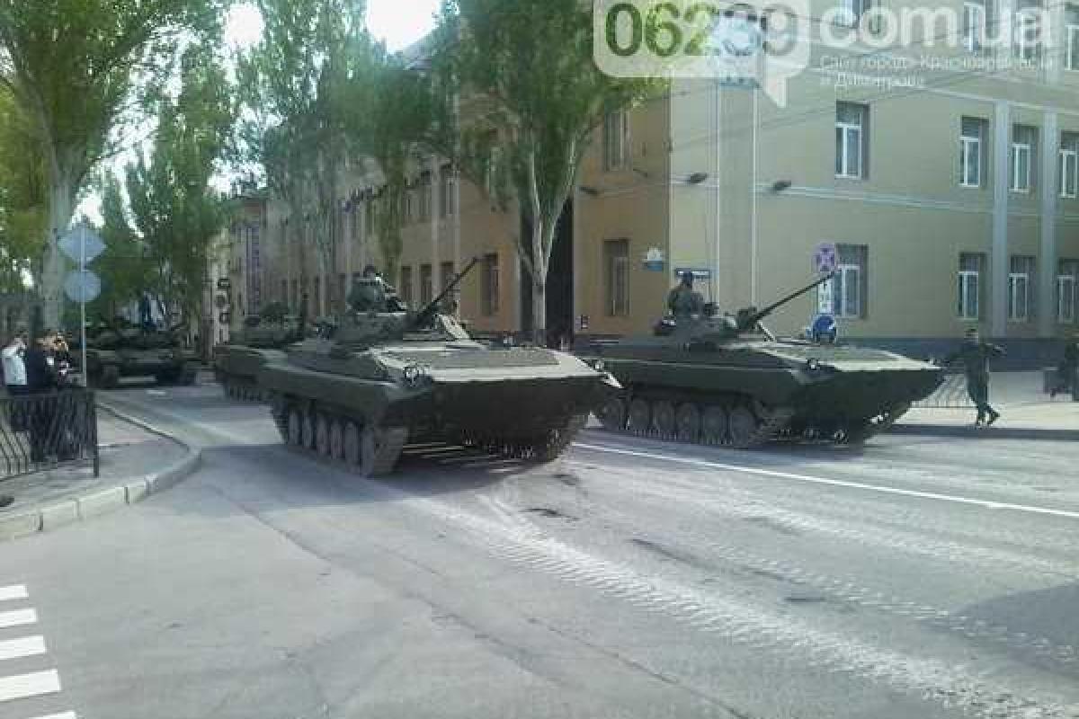 Танки "ДНР" убили асфальт в Донецке - соцсети 