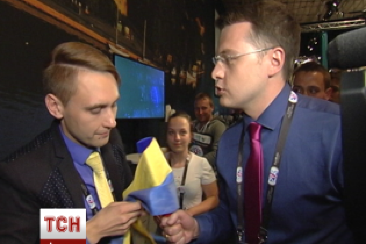 Журналист повязал украинский флаг на микрофон российского репортера на Евровидении Журналист повязал украинский флаг на микрофон российского репортера на Евровидении