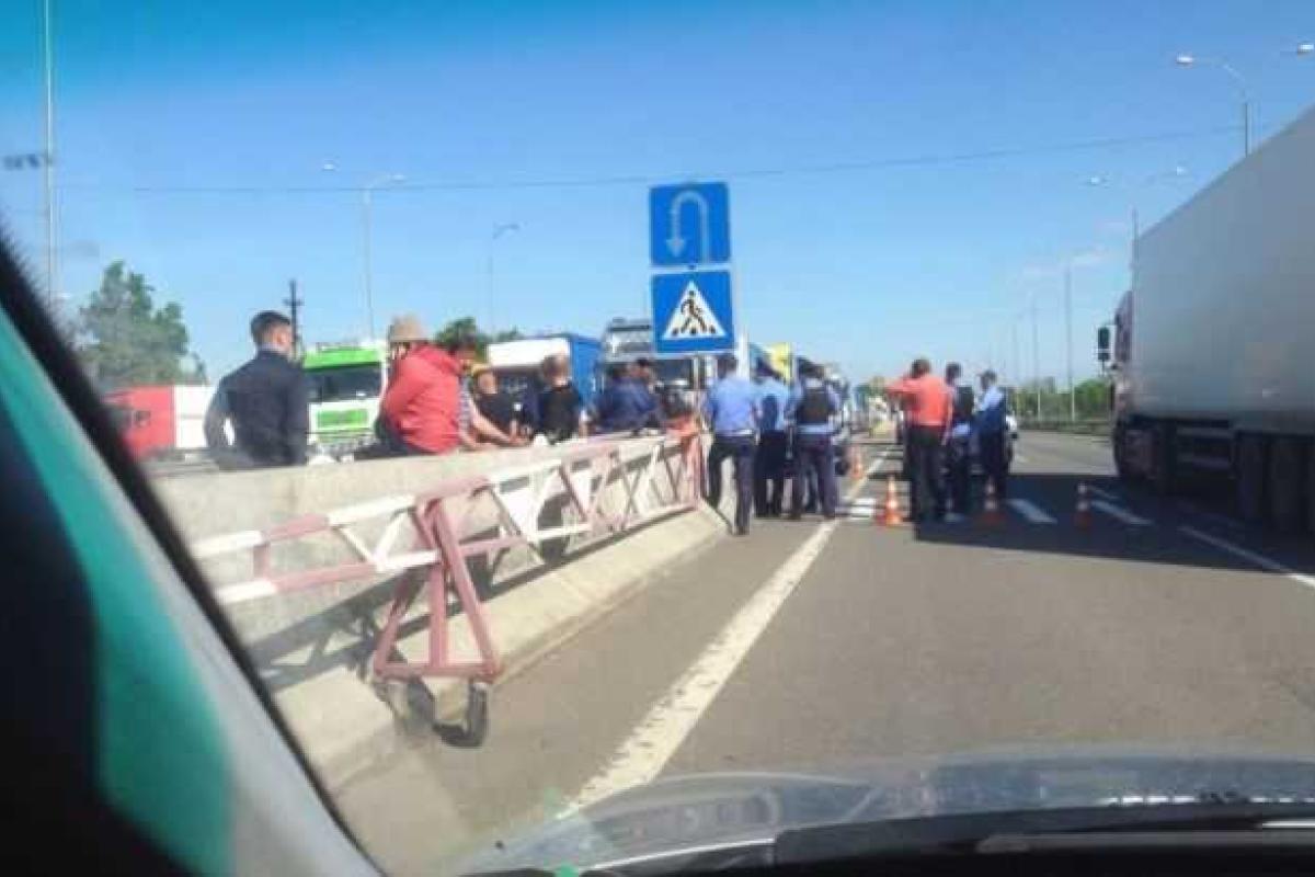 В Одесской области протестующие дальнобойщики заблокировали трассу Одесса-Киев