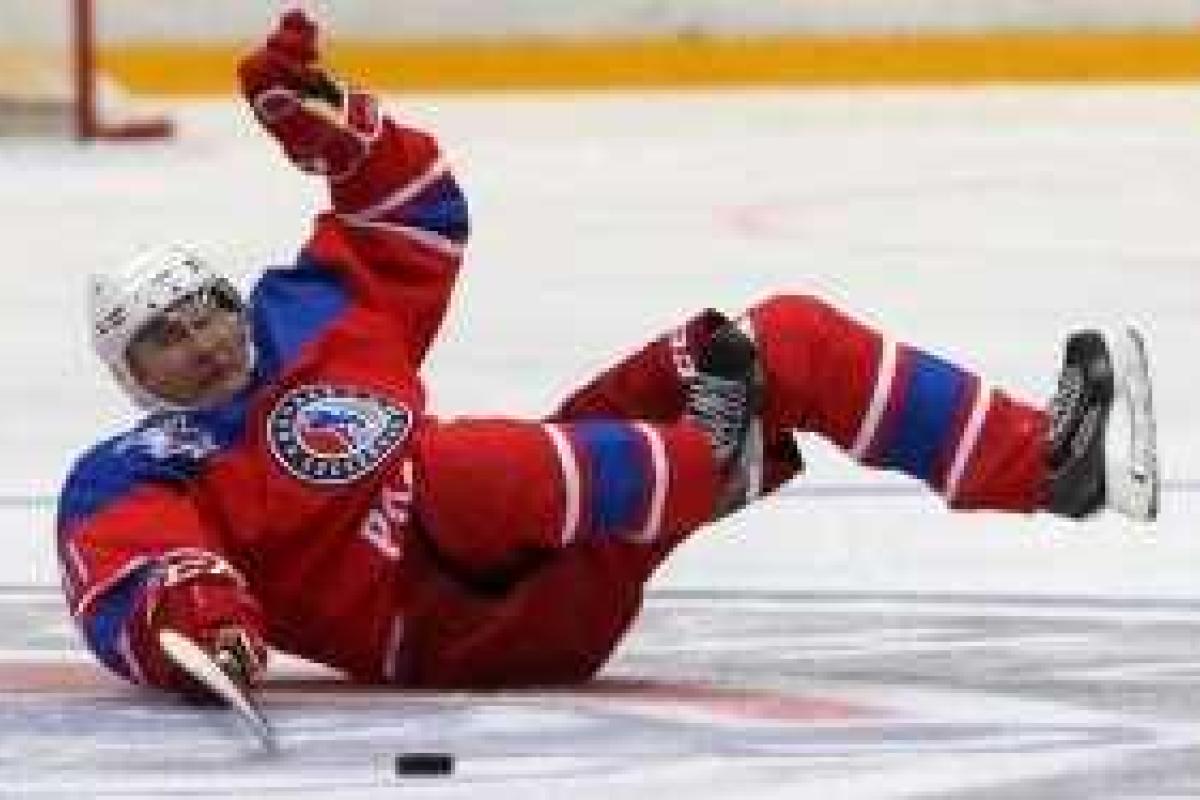 Путин грохнулся на лед во время хоккейного матча в Сочи Путин грохнулся на лед во время хоккейного матча в Сочи