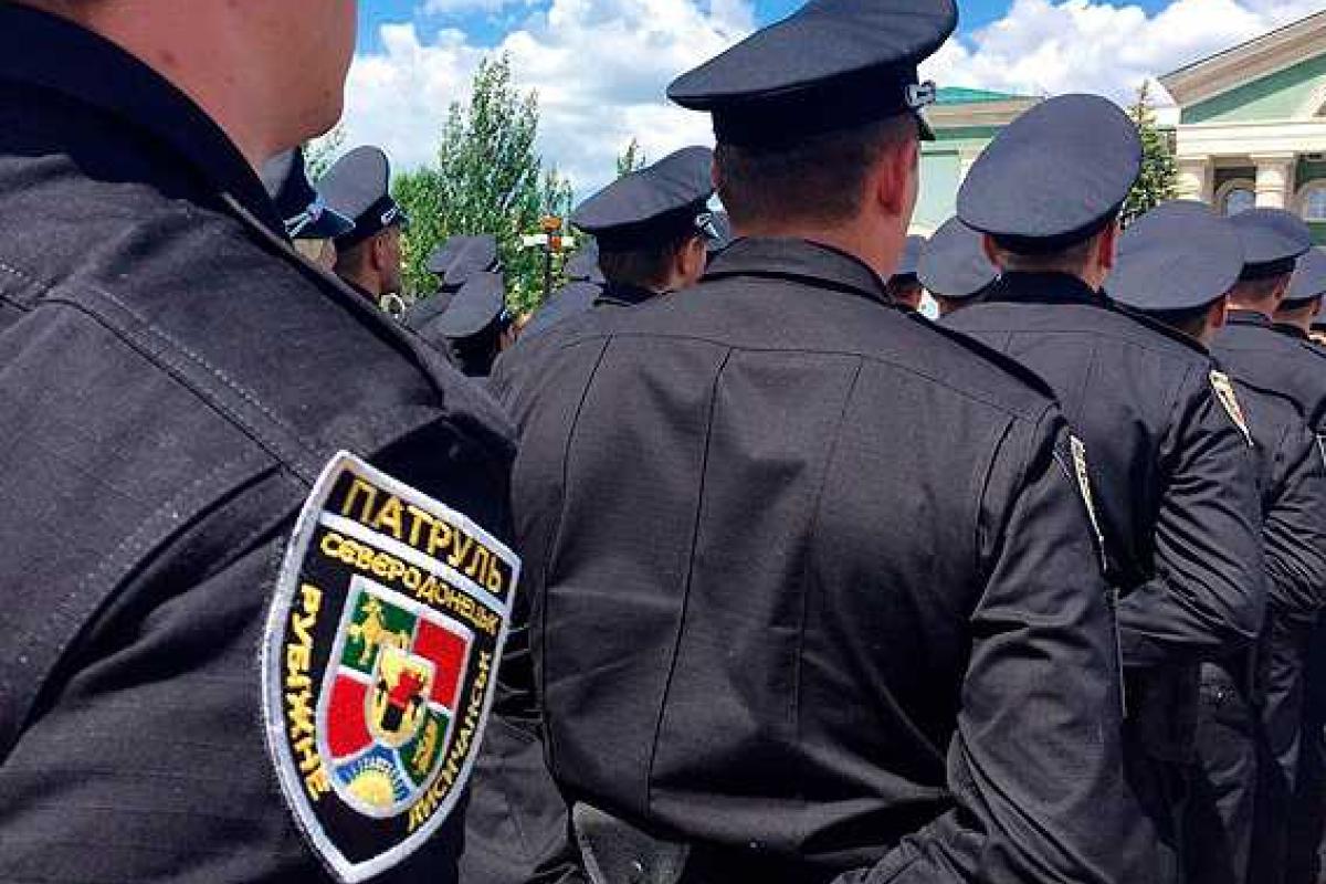 В первую ночь дежурства патрульным Луганщины пришлось бегать за пьяной женщиной В первую ночь дежурства патрульным Луганщины пришлось бегать за пьяной женщиной