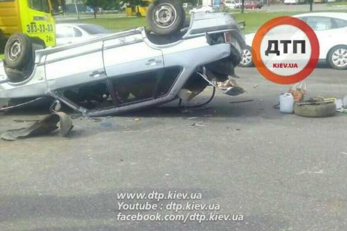 В Киеве из-за пешехода ВАЗ опрокинулся на крышу В Киеве из-за пешехода ВАЗ опрокинулся на крышу
