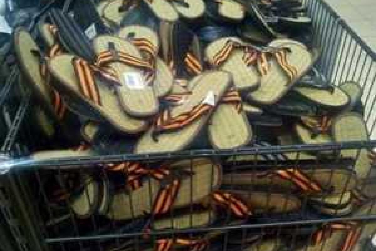 В России продолжается "победобесие": "умельцы" начали делать сандалии из георгиевских лент