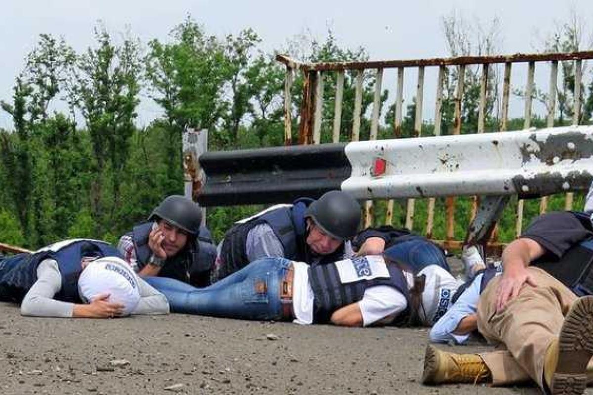 Офицер ВСУ показал реакцию сотрудников ОБСЕ, которые воочию увидели обстрелы "промки"