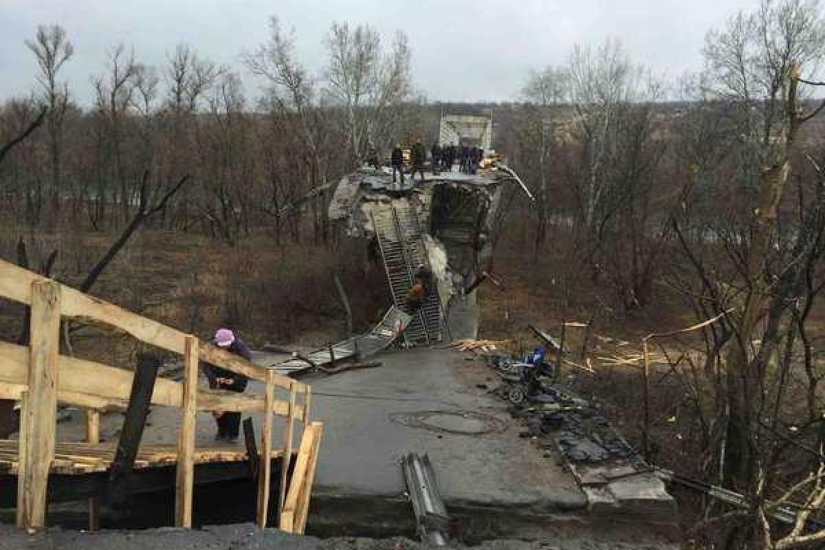 В ОБСЕ показали состояние КПВВ в Станице Луганской: людям приходится карабкаться на разрушенный мост по лестницам В ОБСЕ показали состояние КПВВ в Станице Луганской: людям приходится карабкаться на разрушенный мост по лестницам