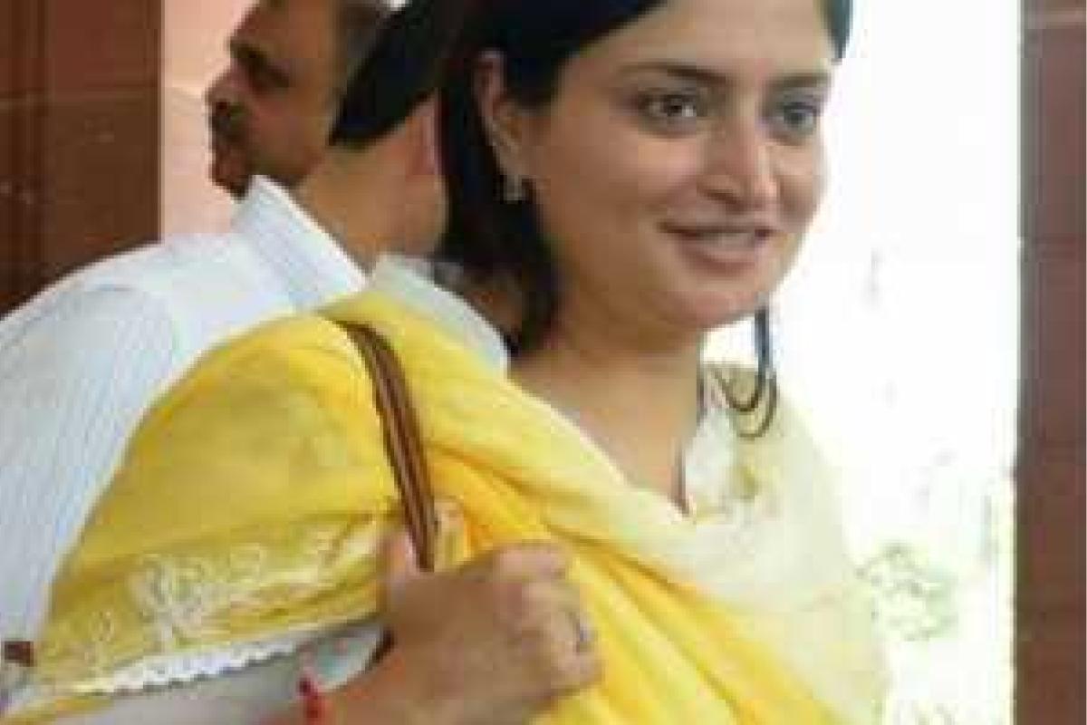 В Индии депутат провалилась под землю во время встречи с избирателями