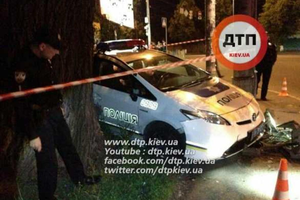 В Киеве пьяный водитель Фольксваген протаранил Приус патрульной полиции