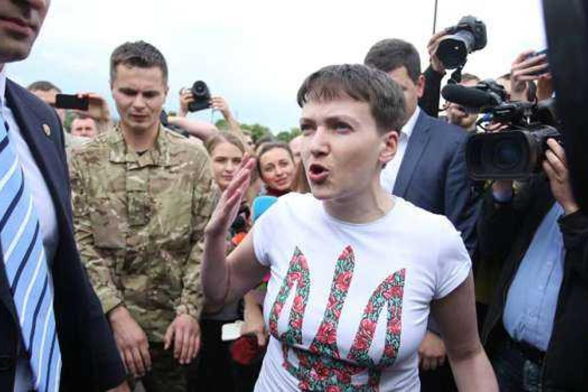 Соседи Надежды Савченко вышли встречать ее под подъезд Соседи Надежды Савченко вышли встречать ее под подъезд