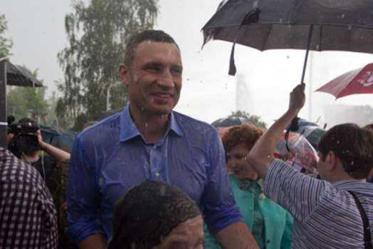 Промокший до нитки Кличко отказался от предложенного бабушкой зонта