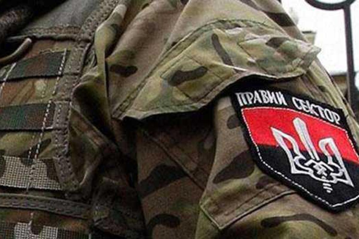 В Черкасской области селяне подрались и бойцами «Правого сектора» В Черкасской области селяне подрались и бойцами «Правого сектора»