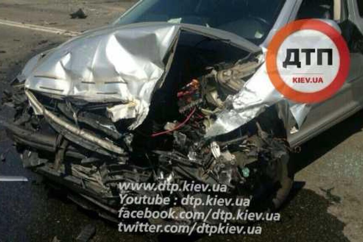 Тройное ДТП в Киеве: Шкода вылетела на встречку и врезалась в 2 машины Тройное ДТП в Киеве: Шкода вылетела на встречку и врезалась в 2 машины