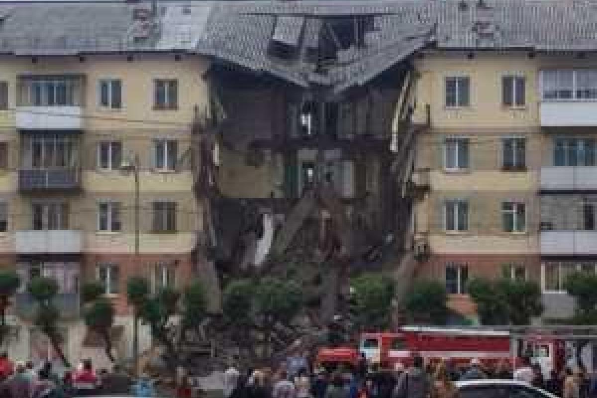 Под завалами рухнувшего подъезда в российском Междуреченске остается мужчина с ребенком Под завалами рухнувшего подъезда в российском Междуреченске остается мужчина с ребенком