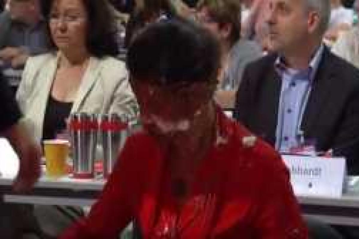 Глава немецких "левых" получила тортом в лицо от антифашистов: опубликовано видео