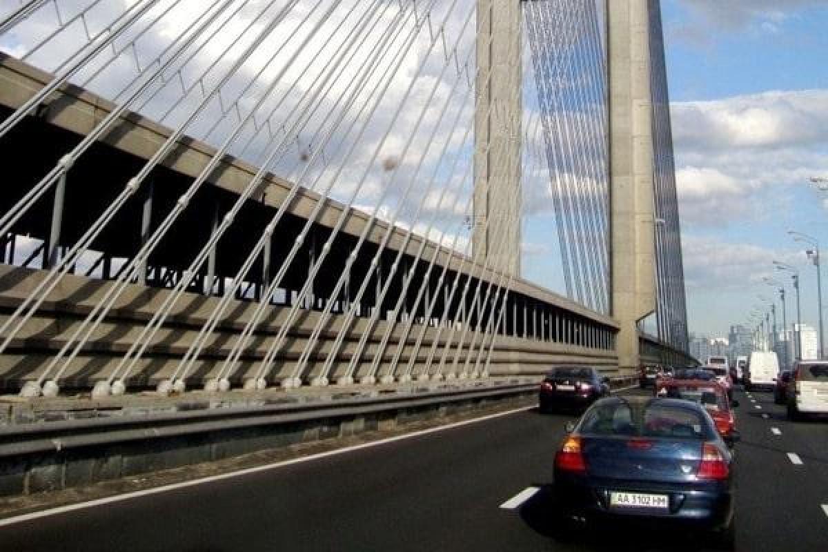 На Южном мосту в Киеве проводятся ремонтные работы На Южном мосту в Киеве проводятся ремонтные работы