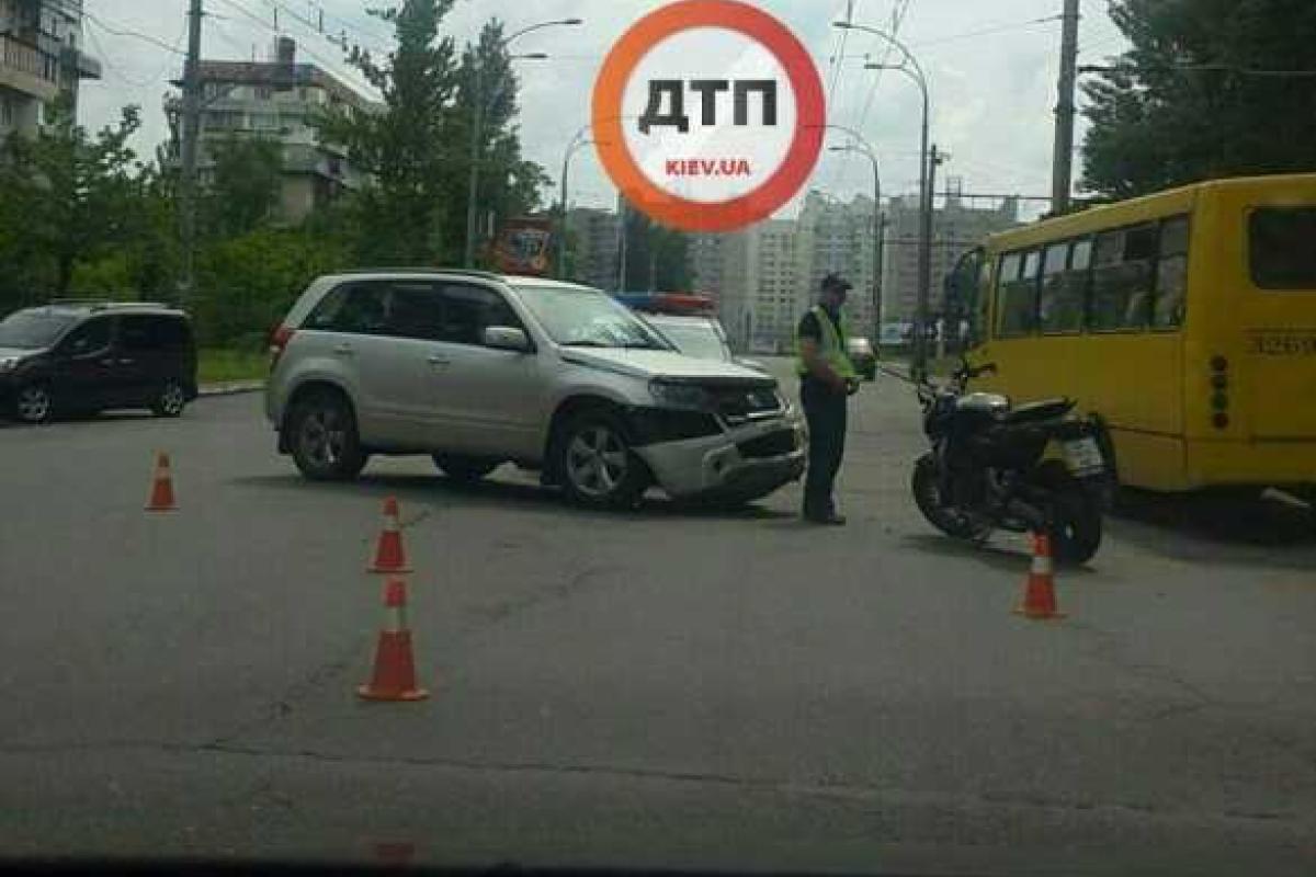В Киеве Сузуки сбил мотоциклиста, есть пострадавшие