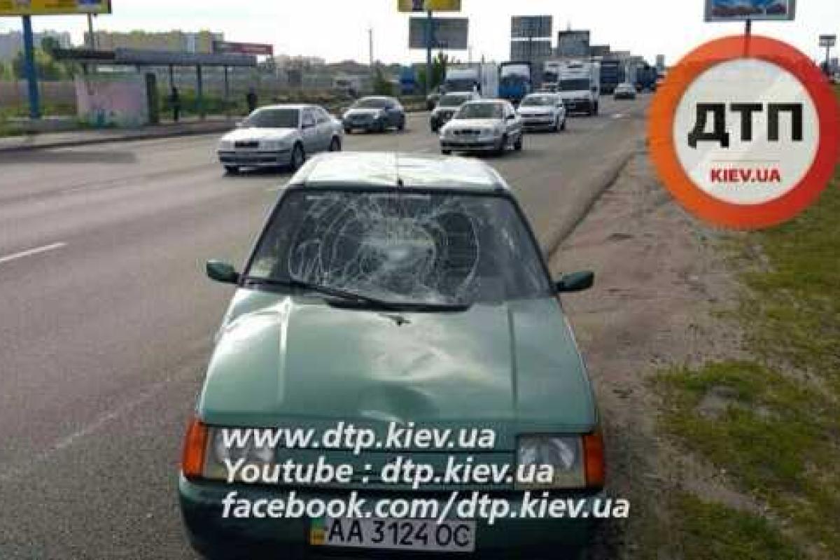 ДТП в Киеве: Славута сбила девушку, пострадавшую отбросило на 15 метров ДТП в Киеве: Славута сбила девушку, пострадавшую отбросило на 15 метров