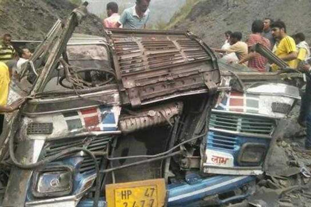 В Индии пассажирский автобус рухнул в ущелье
