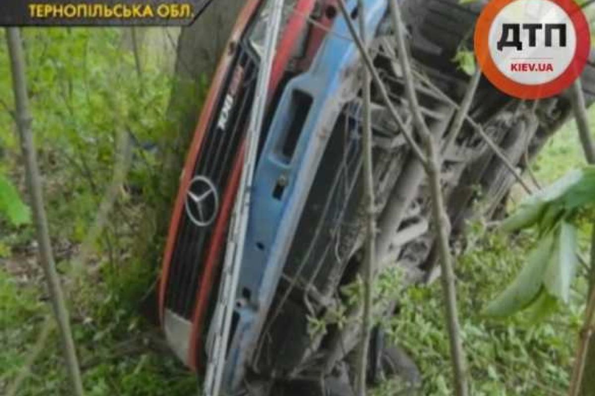 На Тернопольщине микроавтобус попал в жуткое ДТП: погибли 2 детей, 7 пострадавших На Тернопольщине микроавтобус попал в жуткое ДТП: погибли 2 детей, 7 пострадавших